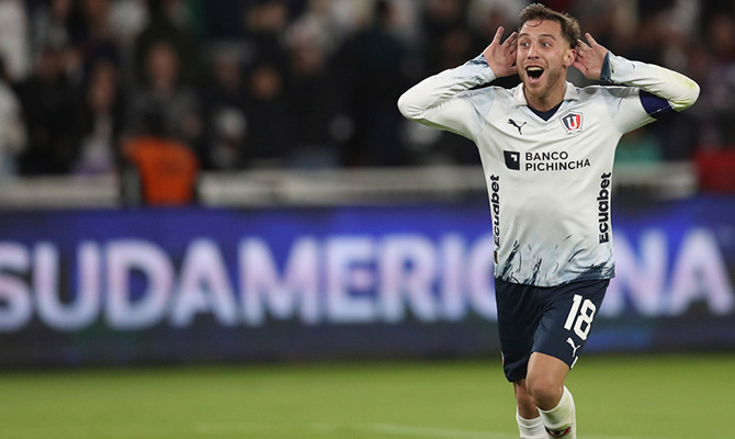 El argentino Ezequiel Piovi celebra un gol de Liga de Quito