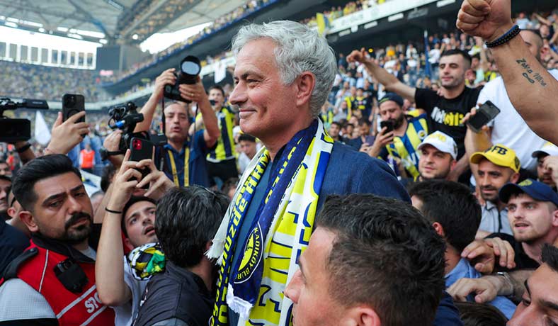 Jose Mourinho en su presentacoin con el Fenerbahce