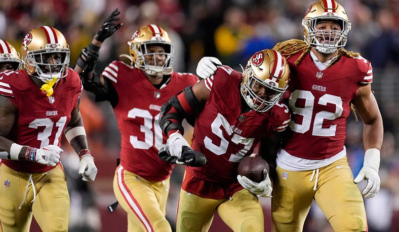 Dre Greenlaw de 49ers celebra una INT en la ronda divisional ante Green Bay