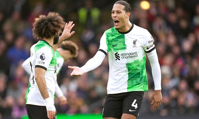 Mohamed Salah festeja un gol del Liverpool con Virgil van Dijk