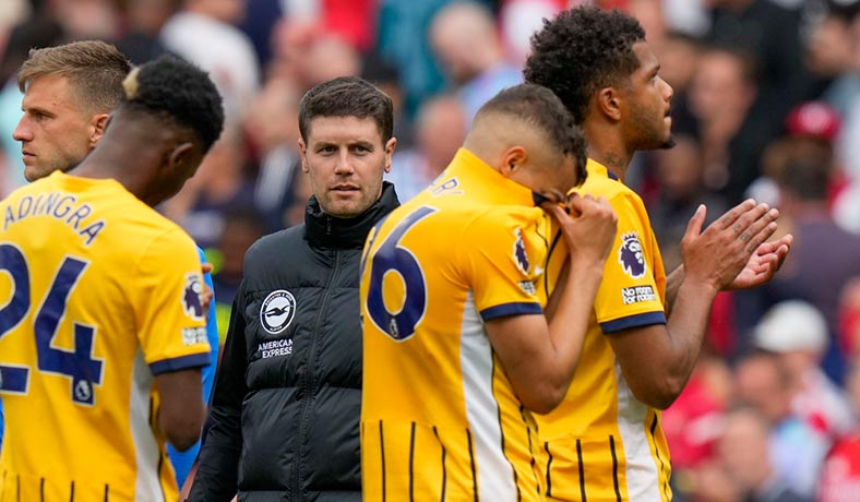 Jugadores del Brighton con el técnico Fabian Huerzeler