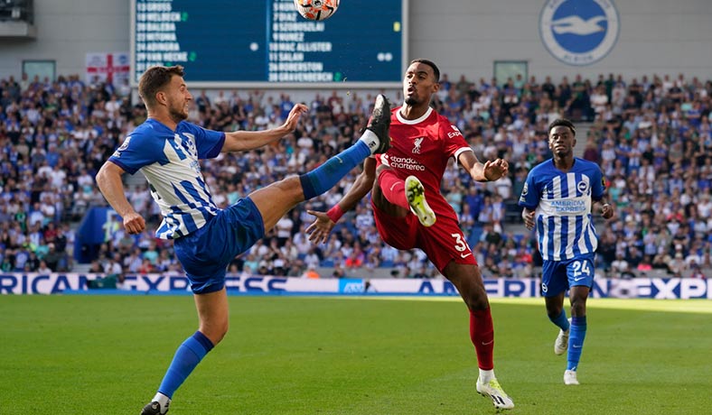 Igor Julio del Brighton y Ryan Gravenberch del Liverpool