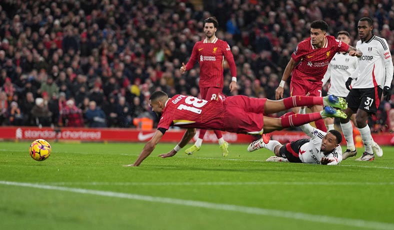 Cody Gakpo anota de cabeza para Liverpool contra Fulham