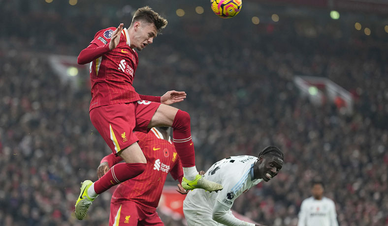 Conor Bradley del Liverpool en partido por la Premier League