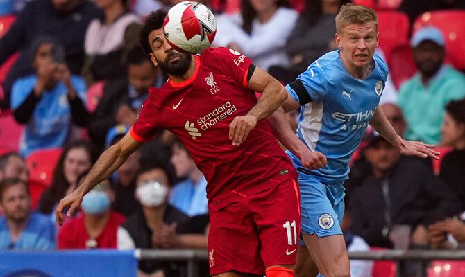 Mohamed Salah del Liverpool y Oleksandr Zinchenko del Manchester City