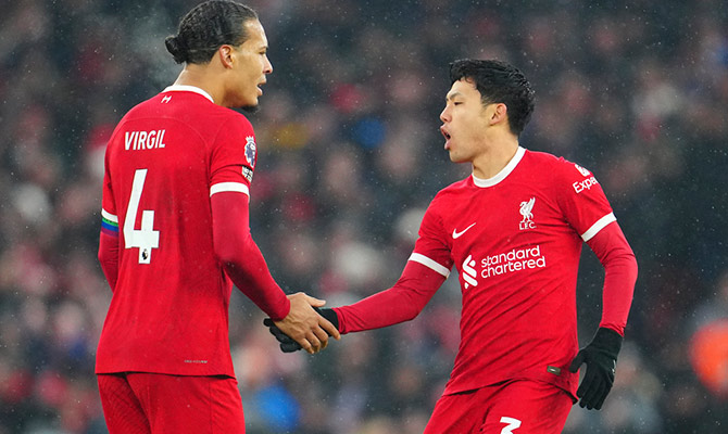 Virgil van Dijk y Wataru Endo festejan una anotación del Liverpool