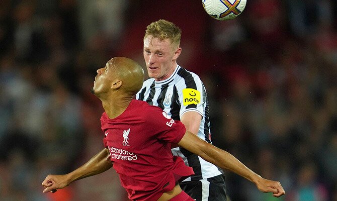 Fabinho de Liverpool y Sean Longstaff de Newcastle buscan el balón