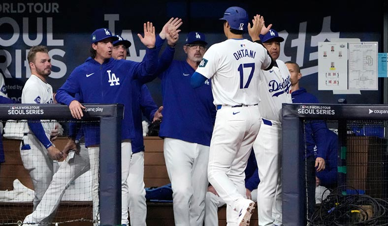 Shohei Ohtani es felicitado por compañeros de los Dodgers en pretemporada