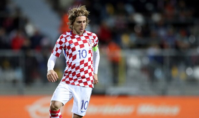 Modric controla un balón. El jugador es clave en las cuotas del Croacia vs Dinamarca.