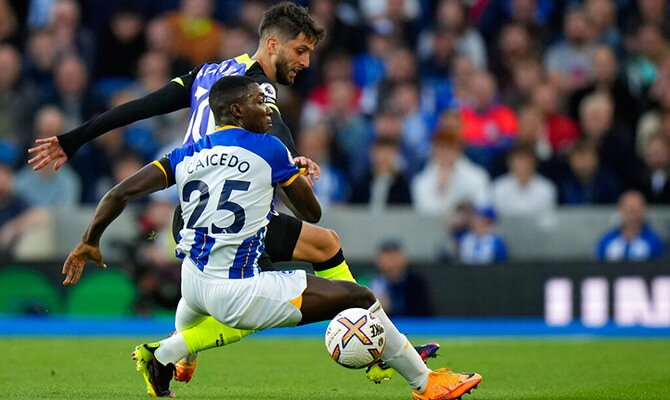 Moises Caicedo del Brighton en partido contra el Tottenham