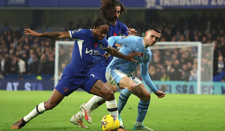 Phil Foden de Manchester City ante Raheem Sterling de Chelsea