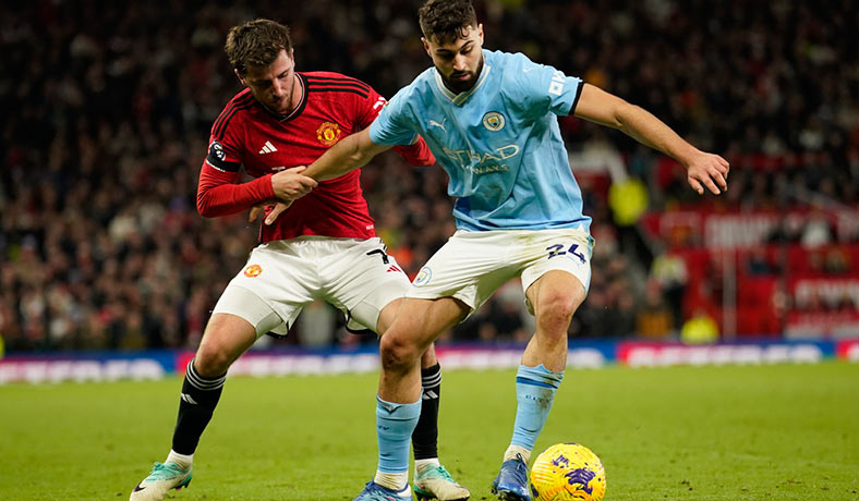 Mason Mount del Manchester United ante Josko Gvardiol del City