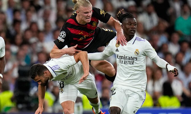 Erling Haaland del Man City busca el balón ante Camavinga y Nacho del Real Madrid