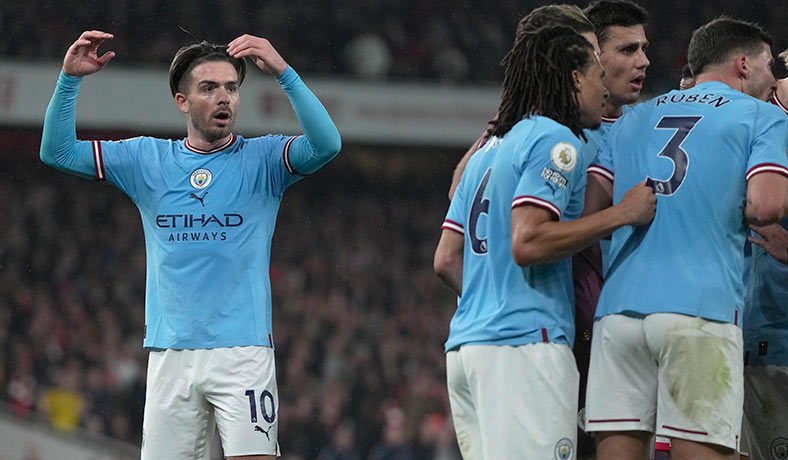 Jack Grealish y otros jugadores del City reclaman al arbitro