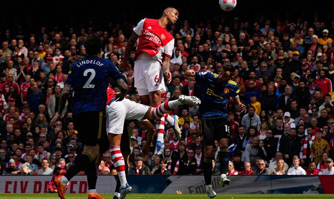 Gabriel del Arsenal busca un balon aereo ante el Manchester United