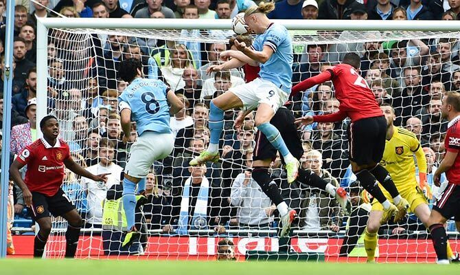 Erling Haaland del Man City salta a cabecear el balon contra el Man United