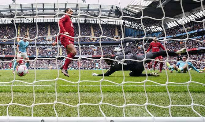 Jack Grealish anota para el Manchester City contra el Liverpool