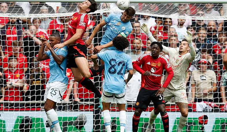 Ruben Dias del City cabecea el balon en partido contra el United