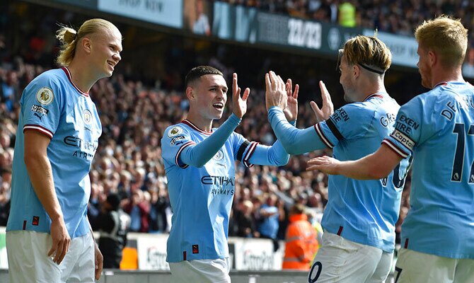 Phil Foden celebra con sus compañeros un gol del Manchester City