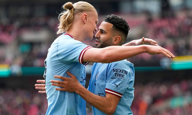 Haaland y Mahrez se abrazan tras un gol del Manchester City en semifinales de FA Cup