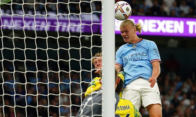 Erling Haaland cabecea un balon en partido del Manchester City