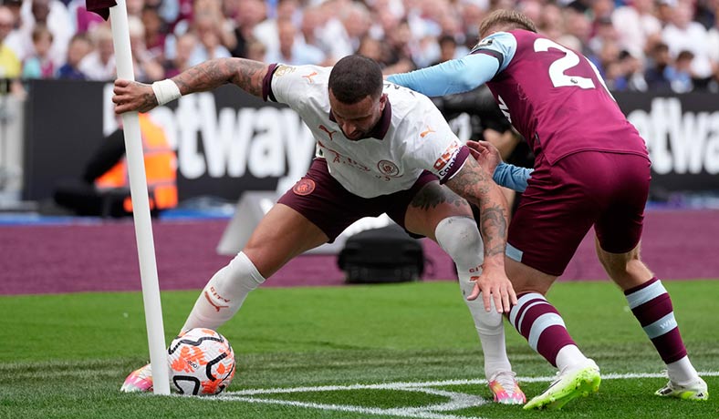 Kyle Walker del City ante Jarrod Bowen de West Ham