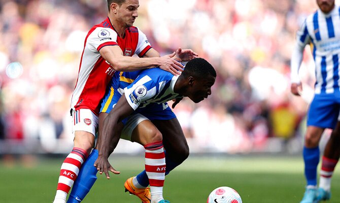 Moises Caicedo del Brighton en partido frente al Arsenal