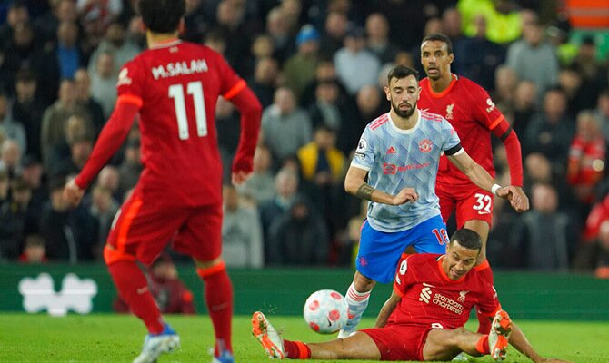 Bruno Fernandes del Manchester United en partido contra el Liverpool