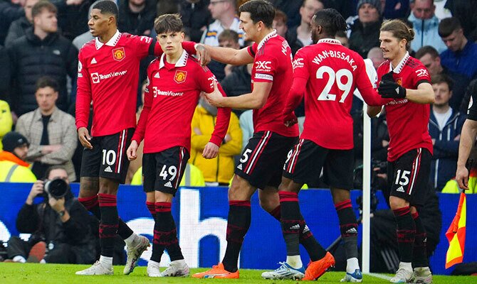 Alejandro Garnacho festeja con Harry Maguire y otros compañeros del Manchester United