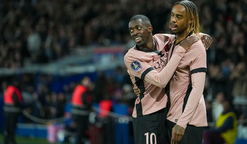 Bradley Barcola y Ousmane Dembele festejan un gol del PSG