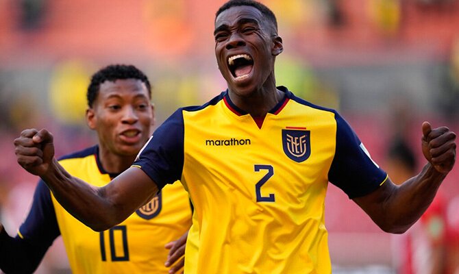 Felix Torres celebra una anotacion de la seleccion de Ecuador en Eliminatorias