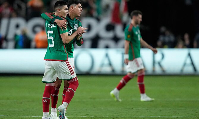 Johan Vasquez y Edson Alvarez festejan un triunfo de Mexico en la Copa Oro 2023