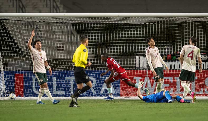 Jugadores de Mexico lamentan un gol de Colombia en amistoso