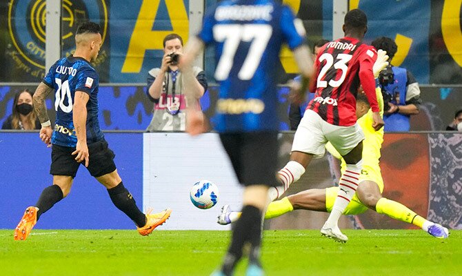 Lautaro Martinez del Inter define un ataque en el derbi contra el Milan