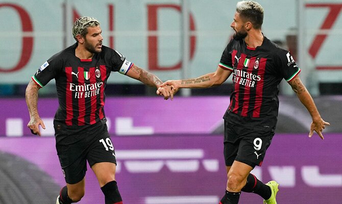 Theo Hernandez y Olivier Giroud se saludan tras una anotacion del AC Milan