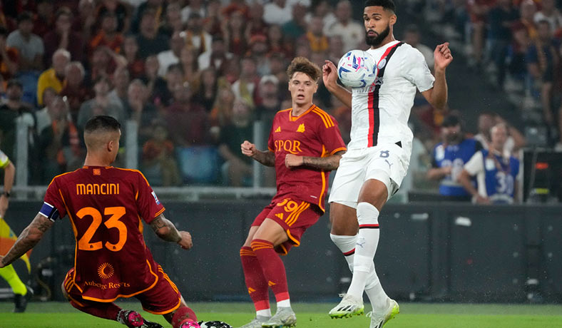 Ruben Loftus-Cheekde Milan ante la marca de Gianluca Mancini de Roma