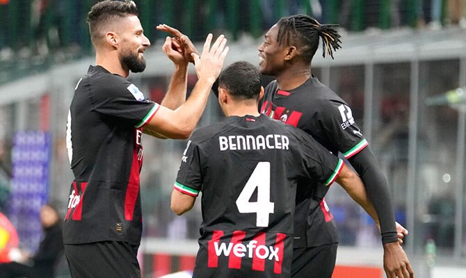 Olivier Giroud y Rafael Leao se saludan tras un gol del AC Milan en la Serie A