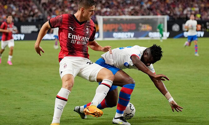 El delantero Lorenzo Colombo del AC Milan en partido de pretemporada