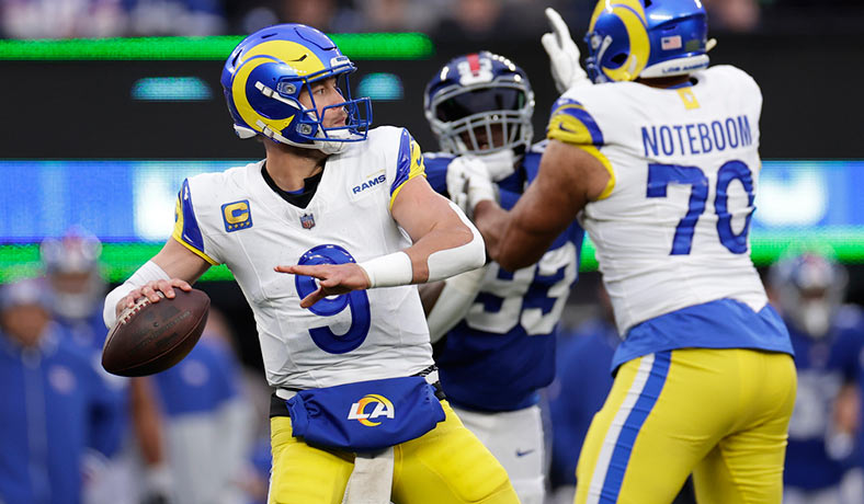 Matthew Stafford de LA Rams lanza un pase ante Giants