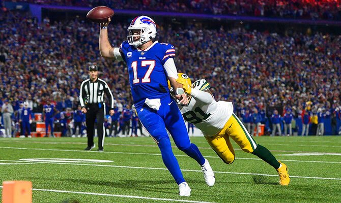 Josh Allen busca la zona de anotación para Buffalo Bills contra Green Bay Packers