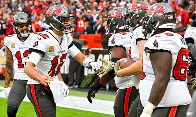 Tom Brady celebra con sus compañeros un touchdown de Tampa Bay en la NFL 2022