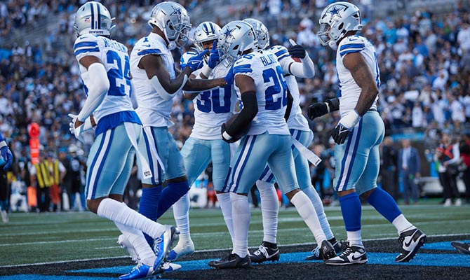 Jugadores de Dallas Cowboys se saludan tras un touchdown de DaRon Bland