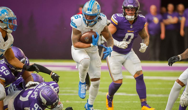 Jahmyr Gibbs de Lions ante Ivan Pace Jr de Vikings