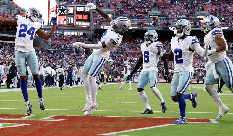 Trevon Diggs de Dallas Cowboys festeja con sus compañeros