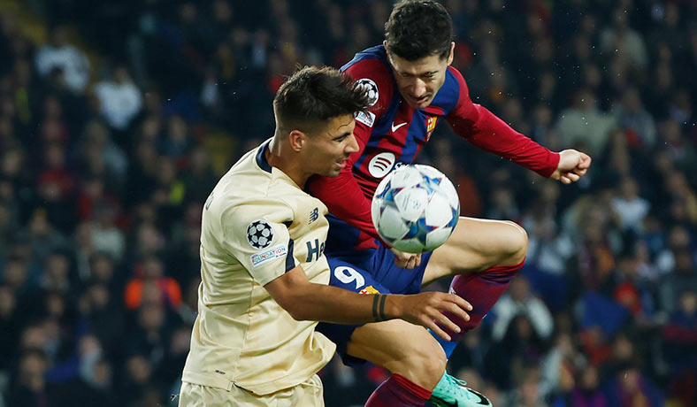 Robert Lewandowski del Barcelona en partido contra el Porto