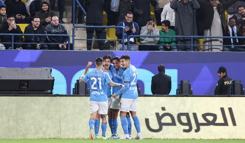 Jugadores del Napoli festejan un gol en semifinales de la Supercopa