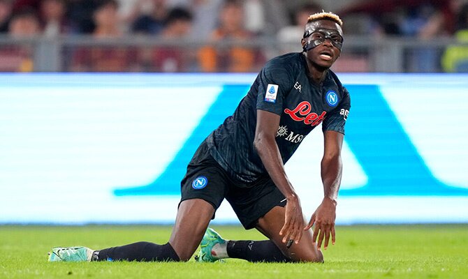 Victor Osimhen se levanta en partido del Napoli en la Serie A