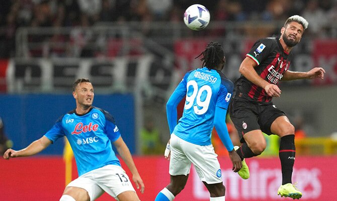 Olivier Giroud del Milan busca el balon en partido contra el Napoli