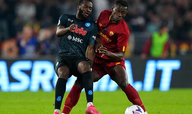 Tanguy Ndombele del Napoli y Mady Camara de la Roma disputan el balon