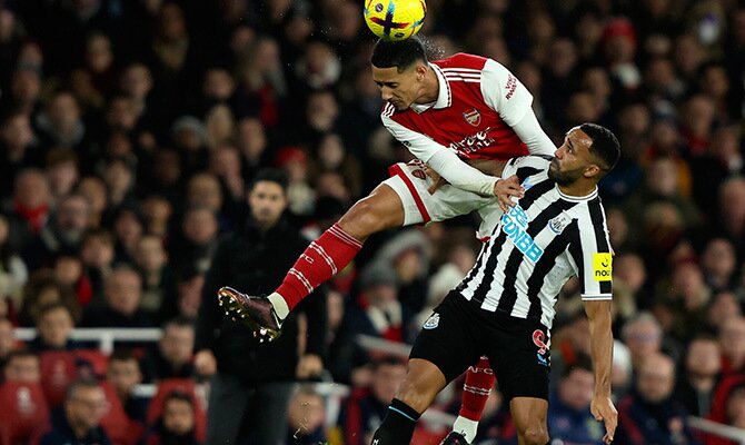 William Saliba del Arsenal gana el cabezazo ante Callum Wilson del Newcastle